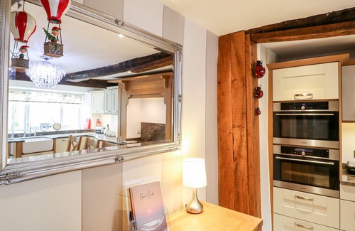 Alfreton Haus | Christmas Cottage