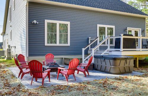 Snow Hill Haus | Christys Cottage with Hot Tub - 2 Mi to Beach!