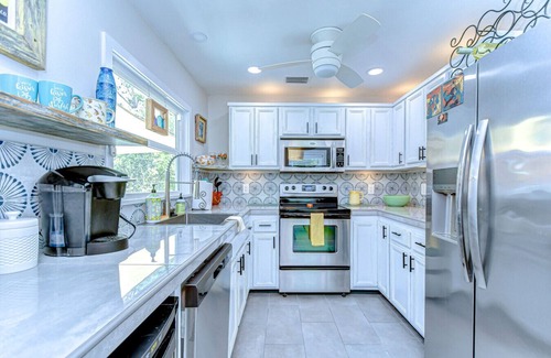 Dunedin Haus | Citrus Haven 2/1 in Dunedin Close to DT w backyard