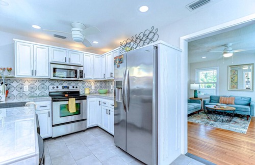 Dunedin Haus | Citrus Haven 2/1 in Dunedin Close to DT w backyard