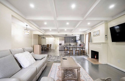Jamaica Hills Wohnung | Urban Escape – Near Subway, 10 Min to JFK/LGA, Fast Ride to Manhattan + Parking!