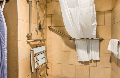 Rostraver Hotel | Clarion Inn