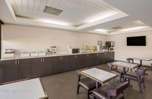 Forsyth Hotel | Clarion Pointe Forsyth I-75