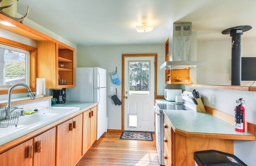 Clark Fork Haus | Clark Fork Vacation Home w/ Wood Stove Near Lake!