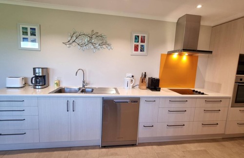 Clarks Beach Wohnung | Clarks Beach Getaway. Modern 2-bed apartment, close to great golf course