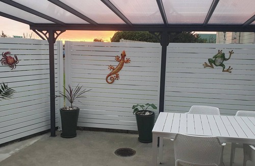 Clarks Beach Wohnung | Clarks Beach Getaway. Modern 2-bed apartment, close to great golf course