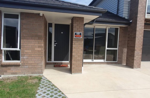 Clarks Beach Wohnung | Clarks Beach Getaway. Modern 2-bed apartment, close to great golf course