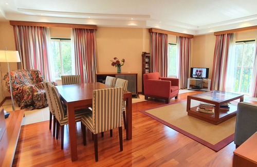 Mexilhoeira da Carregacao Wohnung | Classic 2BDR Apartment W/Pool & Near Beach by LovelyStay