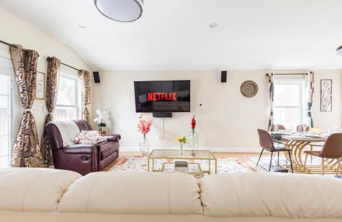 Arlington Haus | Classic Brick House 4BR 3BA Perfect for Families Near DC