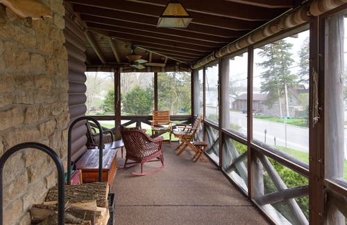 Lake Ripley Hütte | Klassische Kabine / Hütte mit großem Bildschirm Veranda, Stein Kamin, knorrige Kiefer Wände
