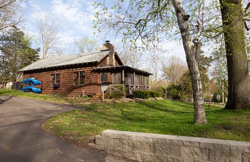 Lake Ripley Hütte | Klassische Kabine / Hütte mit großem Bildschirm Veranda, Stein Kamin, knorrige Kiefer Wände