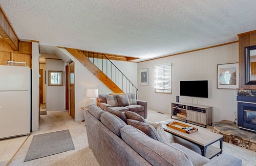 Tahoe Island Kabine | Classic central cabin near river with large tree-lined deck, grassy yard & gym