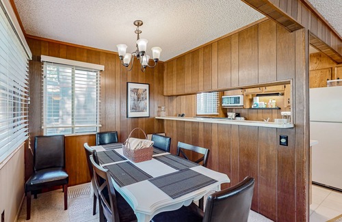 Tahoe Island Kabine | Classic central cabin near river with large tree-lined deck, grassy yard & gym