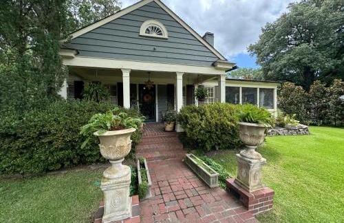 University District Villa | Classic Central Memphis Four Bedroom Home