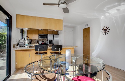 Sunrise Vista Chino Eigentumswohnung | Classic Palm Springs condo,private patio,mountain view,3 pools,tennis,pickleball