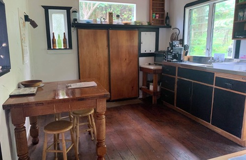 New Lynn Hütte | Classic Piha Bach - Seaview Road