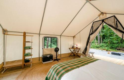 Corinth Sonstige | Classic Safari Tent in the Heart of the Adirondack Wilderness, near Lake George, New York