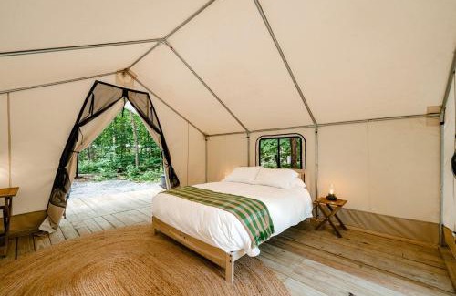 Corinth Sonstige | Classic Safari Tent in the Heart of the Adirondack Wilderness, near Lake George, New York