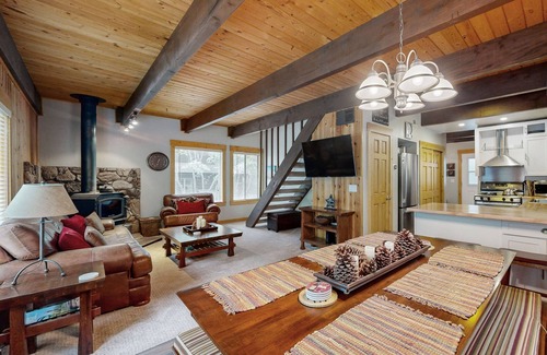 Incline Village Kabine | Classic Tahoe escape w/private deck, gas grill, walk to golf course