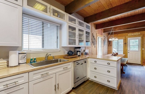Incline Village Kabine | Classic Tahoe escape w/private deck, gas grill, walk to golf course