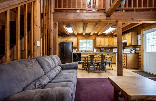 Lyndon Station Haus | *** Ruhige Lazy Bear Lodge | Ihr eigenes Blockhaus im Wald | 10 Minuten von Dells entfernt *