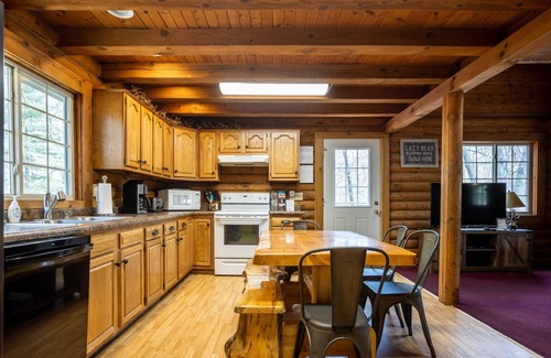 Lyndon Station Haus | *** Ruhige Lazy Bear Lodge | Ihr eigenes Blockhaus im Wald | 10 Minuten von Dells entfernt *