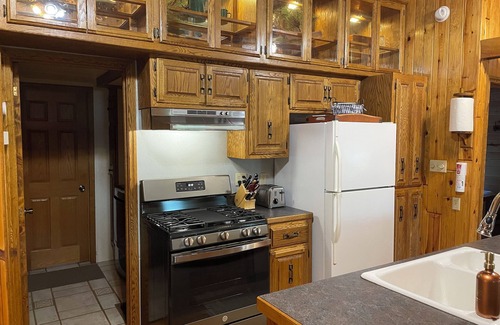 Hillman Kabine | Classically Charming, Quiet Lakeside Cabin less than 2 hours from the Cities