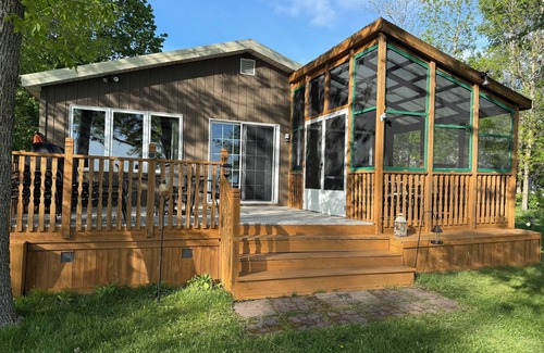 Hillman Kabine | Classically Charming, Quiet Lakeside Cabin less than 2 hours from the Cities