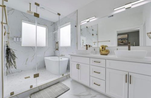 OST - South Union Haus | Classy 4BD 3.5BA with Soak Tub Backyard and Game Room