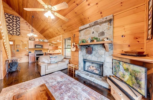 Sautee Nacoochee Haus | Clay Days – 2BR Mountain View Cabin with Pool & Hot Tub