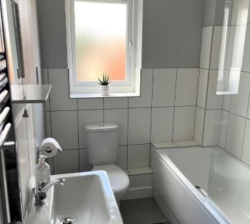 Mapperley Haus | Claygate Place - Entire 2 Bed House, Off Street Parking - Perfect For Holiday Breaks or Contractors