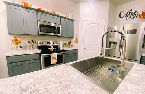 Robert Haus | Clean 1 Bedroom House With Beautiful Wooded View