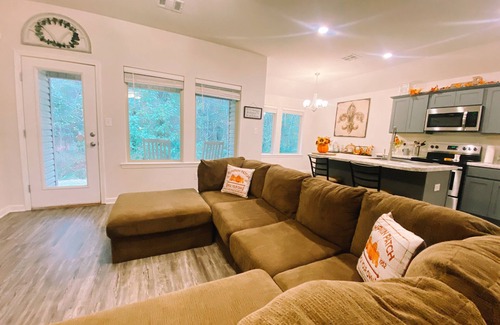 Robert Haus | Clean 1 Bedroom House With Beautiful Wooded View