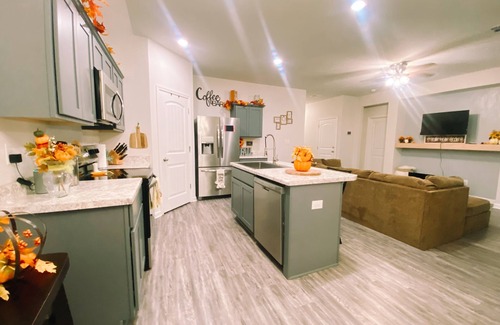 Robert Haus | Clean 1 Bedroom House With Beautiful Wooded View