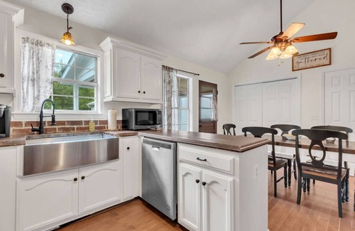 Spring Hill Haus | Private Yard · 3BR Home · Safe & Quiet Block