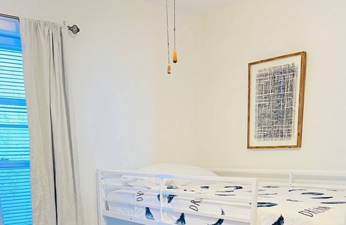 Magnolia Haus | Clean, cozy, and close to Philly!