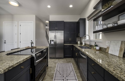 Cedar Hills Haus | Clean, modern, golf course home w/ incredible mtn views, close to hike/golf/ski.