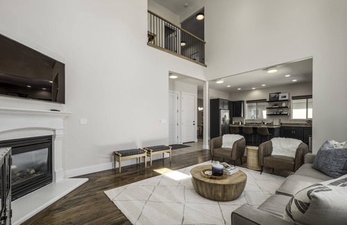 Cedar Hills Haus | Clean, modern, golf course home w/ incredible mtn views, close to hike/golf/ski.