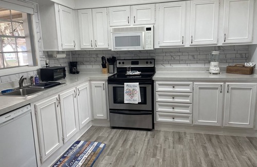 Fort McCoy Haus | Clean renovated LAKEFRONT home on spring fed Lake Kerr in Ocala National Forest.