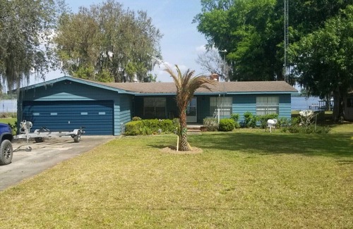 Fort McCoy Haus | Clean renovated LAKEFRONT home on spring fed Lake Kerr in Ocala National Forest.