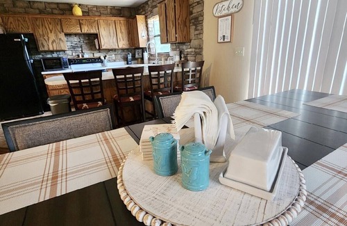 Theodosia Kabine | Clean, Spacious, Cozy Cabin, Less than 1/2 to Marina, Sleeps 8, Cell Service
