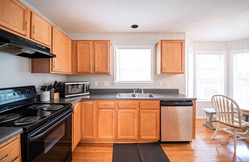 North Chesterfield Haus | Clean & Spacious Home, Centrally Located, Near Attractions w/large Fenced Yard