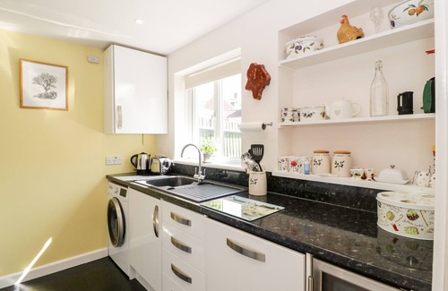 Dorchester Hütte | CLEMATIS HOUSE, family friendly, with a garden in Dorchester