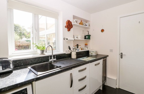 Dorchester Hütte | CLEMATIS HOUSE, family friendly, with a garden in Dorchester