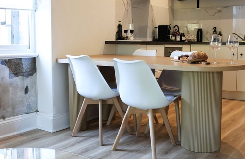 Beechworth Wohnung | Clements Cottage on Main St. Bare bnb by Bare Body Beauty co.
