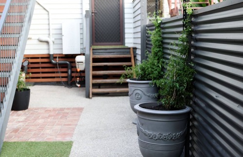 Beechworth Wohnung | Clements Cottage on Main St. Bare bnb by Bare Body Beauty co.