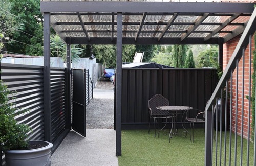 Beechworth Wohnung | Clements Cottage on Main St. Bare bnb by Bare Body Beauty co.