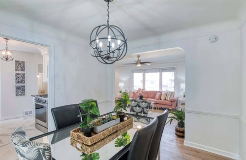 Cleveland Haus | Cleveland House: Garage, 3 Bedrooms & WiFi