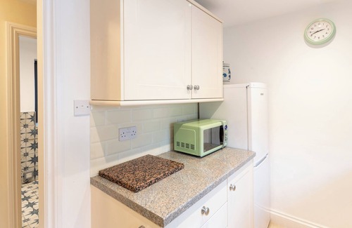 Lyme Regis Hütte | Cliff View Cottage looking out to sea with garden