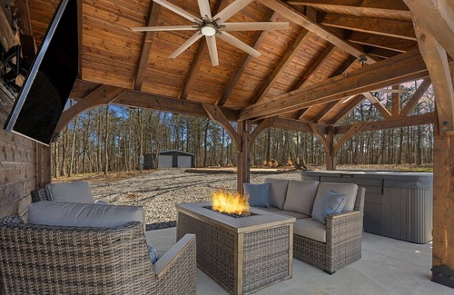 Dunlap Haus | Cliffside Tiny Home w/ Panoramic Views & Hot Tub!